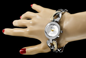Błyszczący Damski Zegarek Gino Rossi Na Ciekawej Bransolecie Ozdobionej Kryształkami Swarovskiego Z Okrągłą Mieniącą Się Tarczą