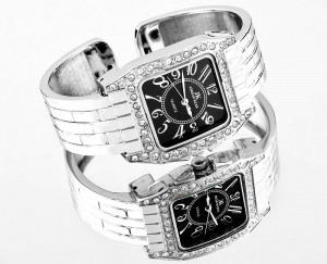 Stylizowany Damski Zegarek Na Bransolecie O Wzorze Przypominającym Cegiełki I Kwadratowej Tarczy Ze Stylizowanymi Indeksami Godzin + Swarovski Crystals