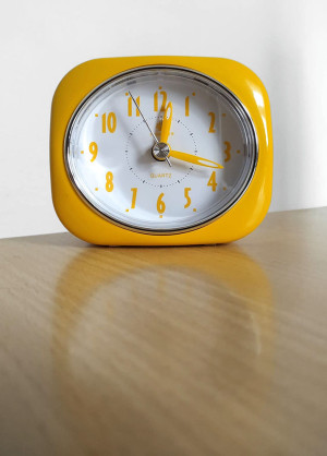 Klasyczny Zegarek / Budzik PERFECT z Płynącym Cichym Mechanizmem - Funkcja Drzemki - Podświetlenie - Kolor Żółty