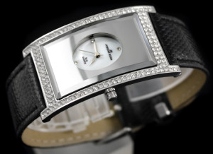 Smukły Damski Zegarek Jordan Kerr Na Tłoczonym Skórzanym Pasku I Z Piękną Srebrną Prostokątną Kopertą Otoczoną Kryształkami Swarovskiego