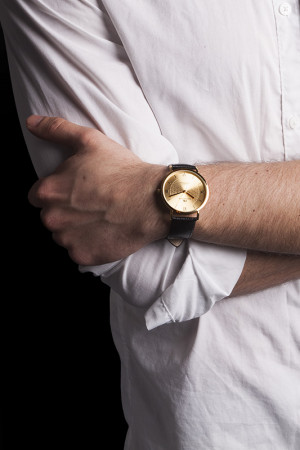 Uniwersalny Klasyczny Zegarek Marki JORDAN KERR – Z Cienką Okrągłą Kopertą Ozdobioną Delikatnym Tłoczeniem Na Złotej Tarczy  