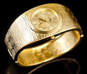 Pięknie Mieniący Się Damski Zegarek JORDAN KERR Na Złotej Bransolecie W Antyczne Wzorki – Niesamowity Efekt