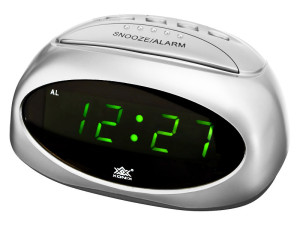 Kompaktowy Budzik Xonix Zasilany Sieciowo - Czytelny Zielony Wyświetlacz - Alarm z Funkcją Drzemki